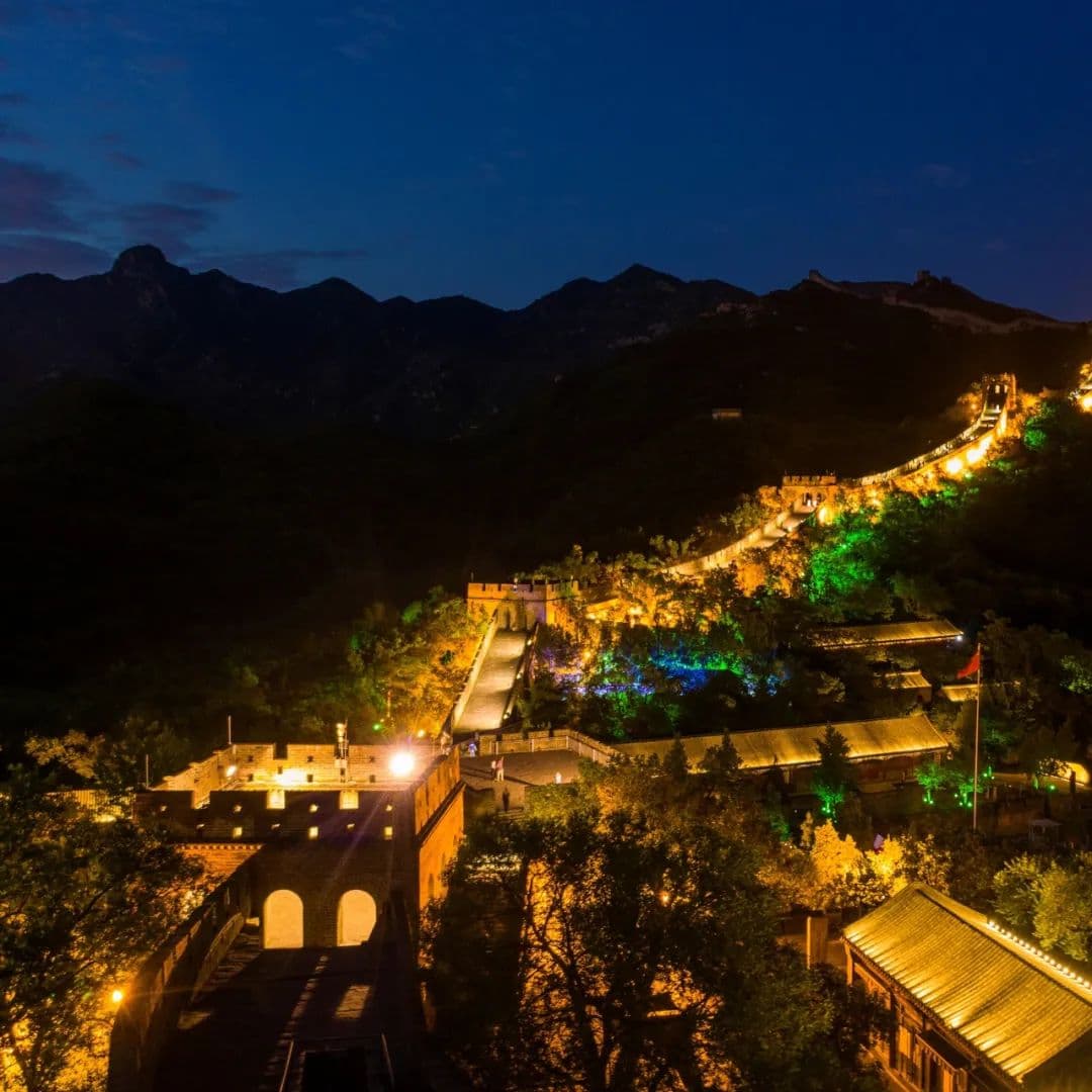 星夜登长城，看“璀璨巨龙”点亮