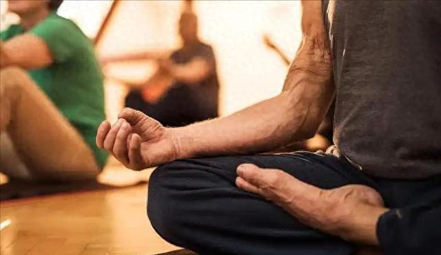 医生发现：睡前做冥想的人，比直接入睡的人睡眠状态会更好？