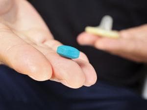 服用阿托伐他汀时需要定期检查哪些项目？