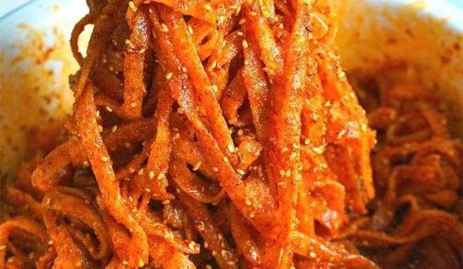 手工辣条：80后、90后的童年记忆，麻辣鲜香的追剧必备零食
