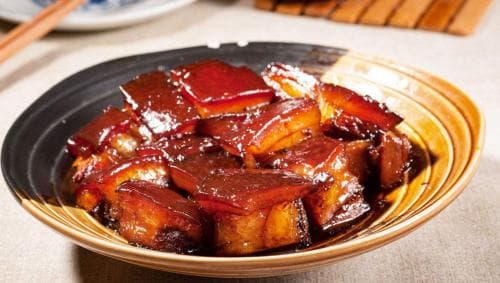 炖一锅浓情：吕文杨的东坡肉烹饪记