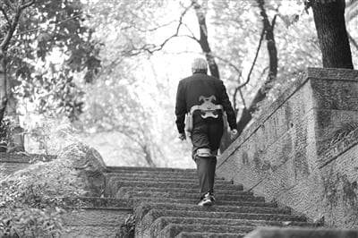 火遍全网的登山神器“外骨骼机器人” 能否助力解决老年人上下楼梯难题？