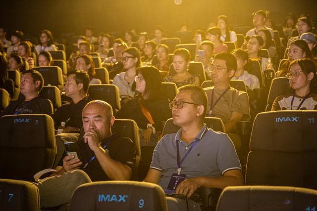 观影也是一种学习：电影鉴赏与批判性思维的培养