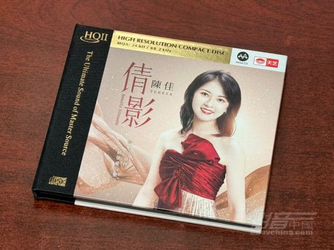 陈佳《倩影》：粤语金曲的温柔演绎