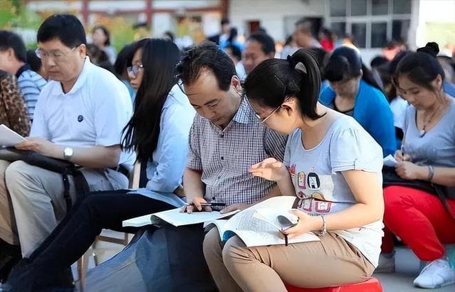 张雪峰辟谣"建议普通家庭不要学医"：需综合考量多方面因素