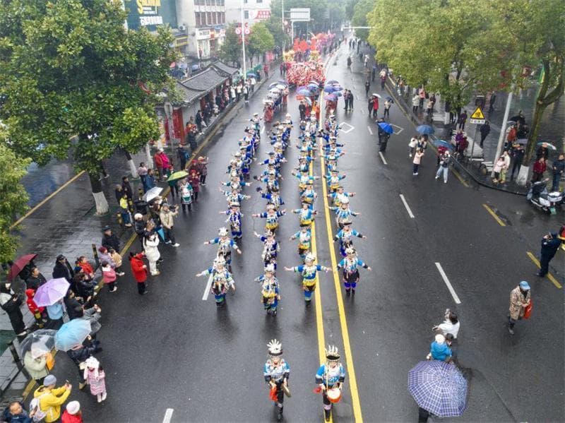 湖南吉首：乾州春会巡游祈福 非遗热闹贺新春