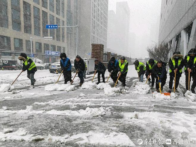 济南万余名公交职工风雪中坚守一线，数千辆公交车投入运行