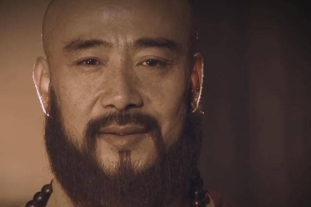 斗酒僧的身份，并不神秘，天龙中他与段誉齐名，在射雕中被五绝膜拜
