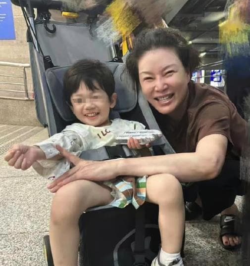 朱茵高铁暖心助人，53岁素颜展现满满亲和力