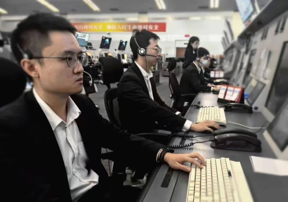 万米高空突发！紧急返航北京——
