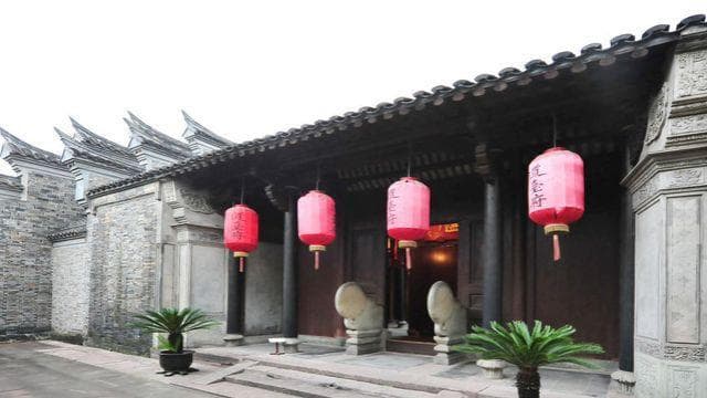 扬州古建筑保留完整风格迥异，自然景区柳绿花红，让人陶醉