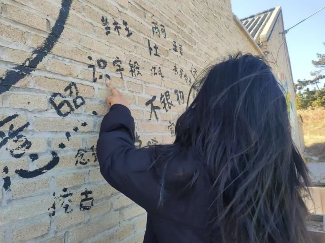 觅音溯源守根脉，方言墙里展传承