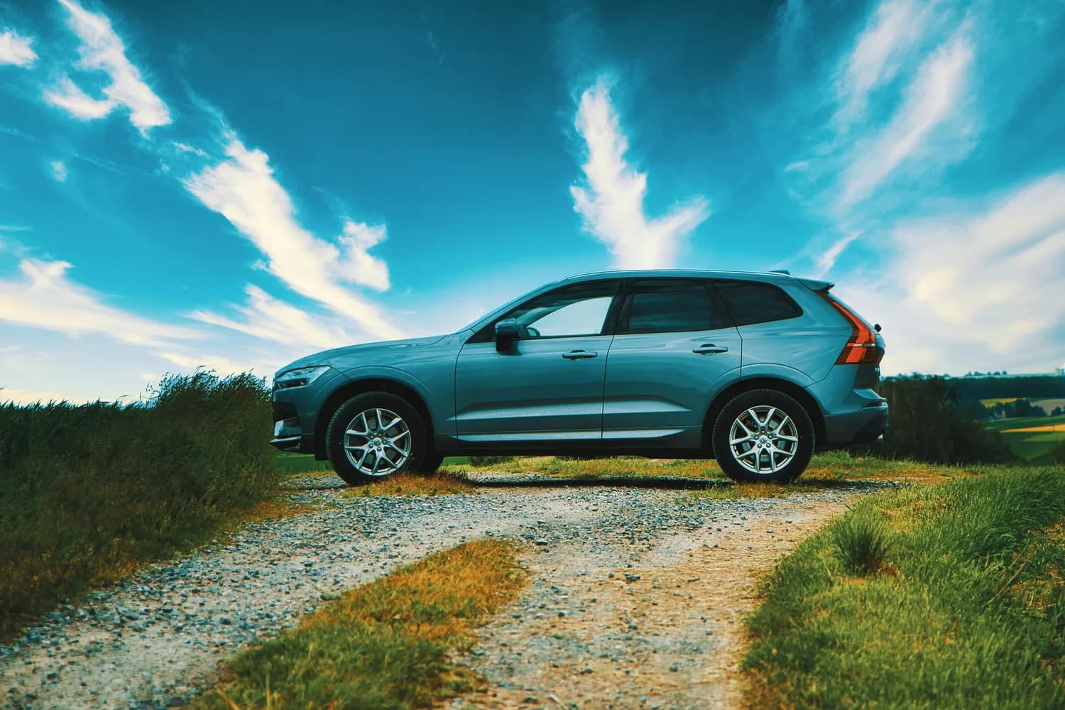EX90 vs XC60 PHEV：谁将引领沃尔沃电动化未来？