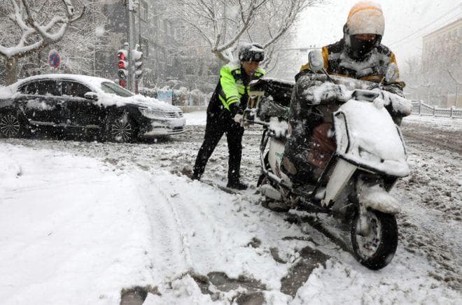 山东多地因极端降雪停课、停运，为何3月会出现这么大的雪？