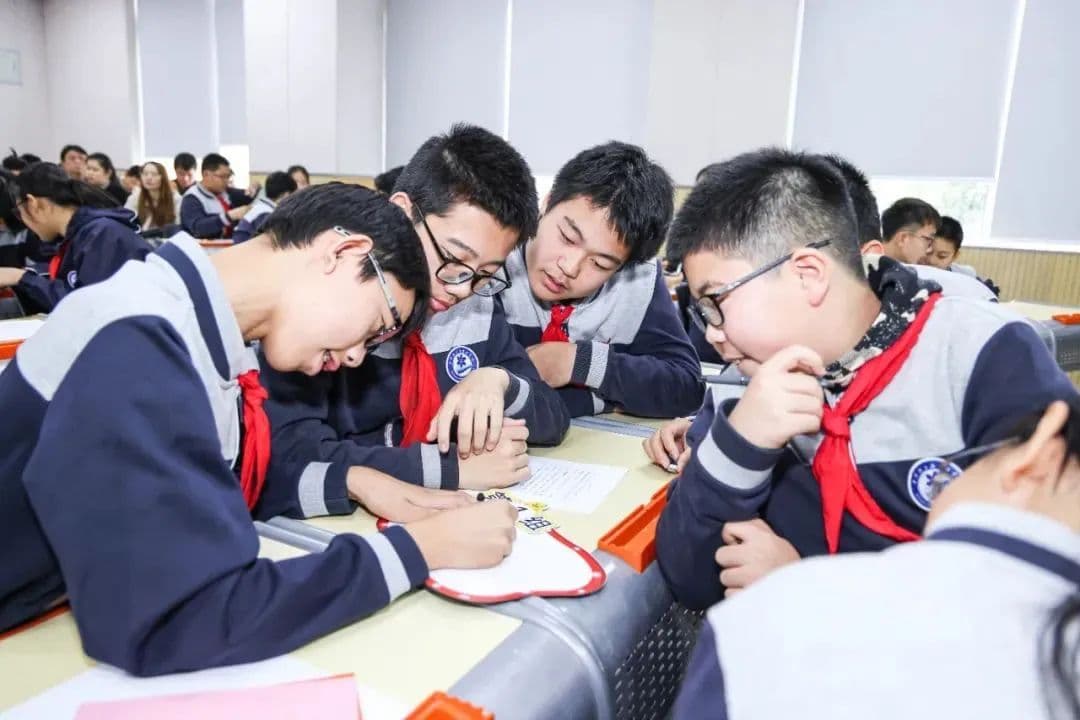 没有电脑，没有平板，甚至没有PPT……人工智能课居然可以“不插电”
