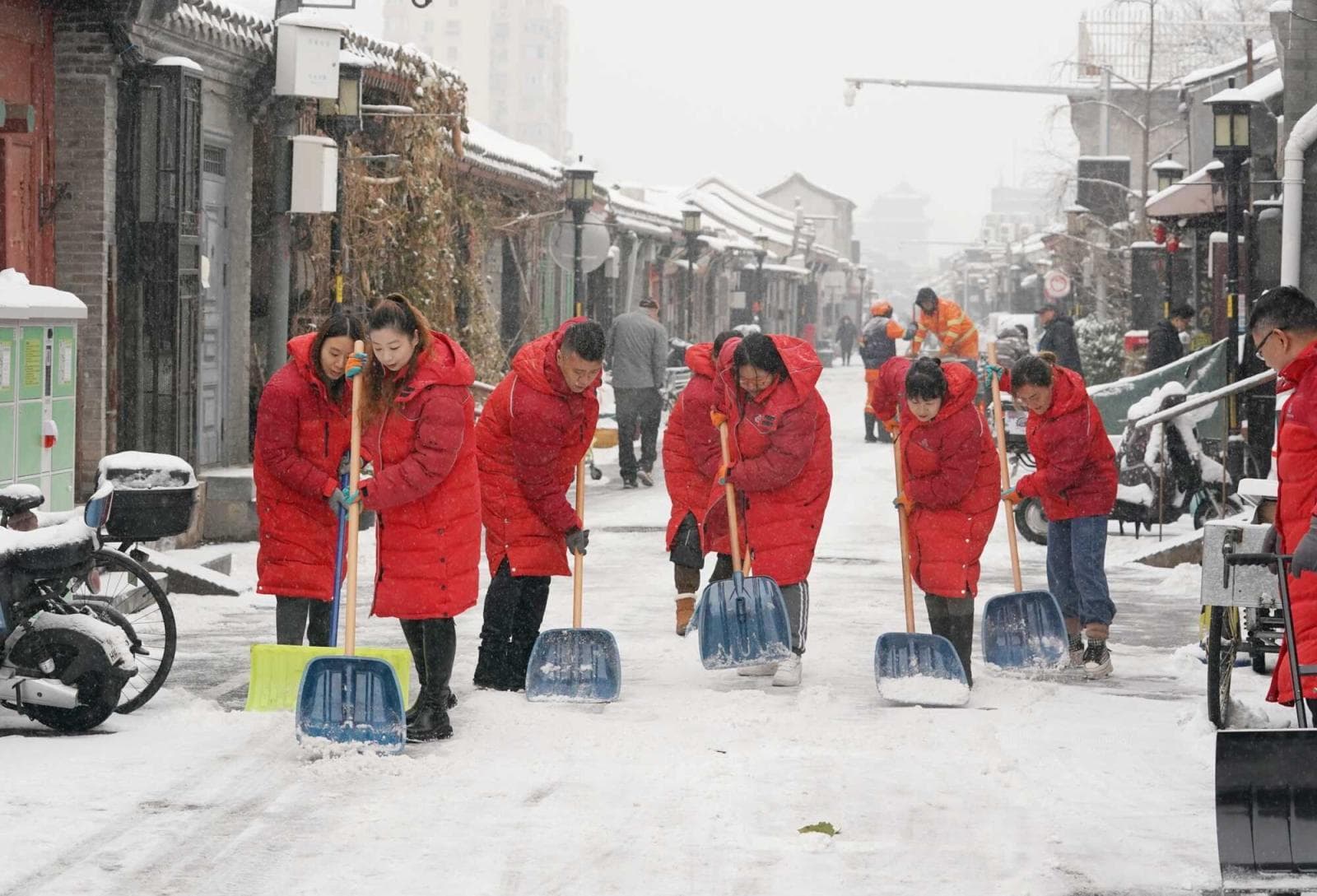 北京今冬扫雪铲冰有新变化！拟试点“少用不用”融雪剂