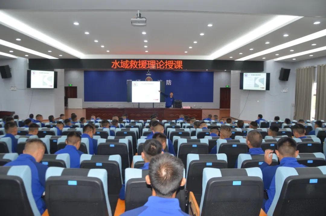 云南省消防救援总队组织新消防员开展水域救援培训