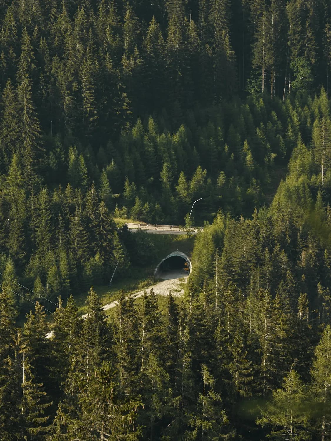 西安秦岭公路最新交通管制解读：多条高速临时管控，峪口封闭管理持续