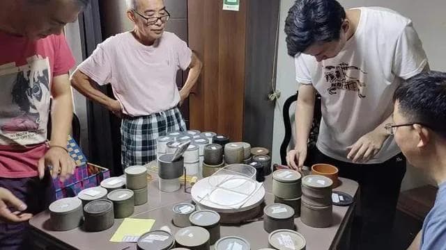 一群8090后上海男人决定发扬斗蟋蟀传统，办了个“哈弄杯”秋虫友谊联赛