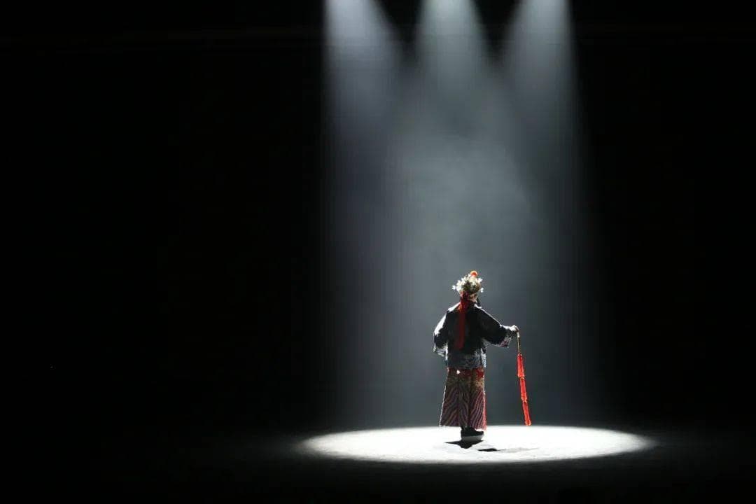 传统戏曲在现代剧场中的这些创新尝试，您认可吗？