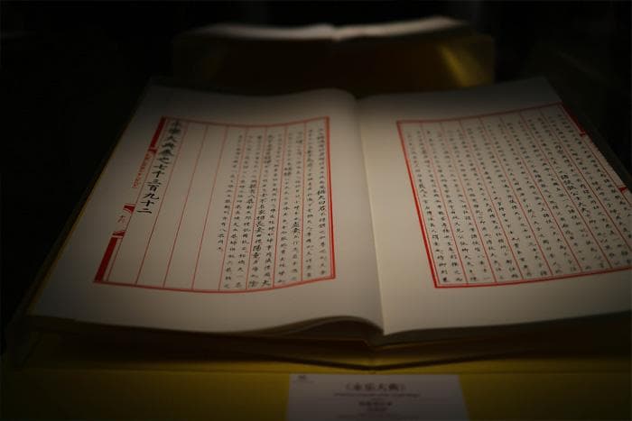 纸质档案污损去除指南：污斑、水渍、油斑、霉斑处理方法详解
