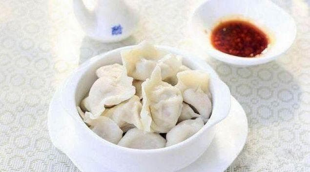 白萝卜丝用做饺子馅时，是直接焯一下还是用盐渍出水分，哪种方式较好？