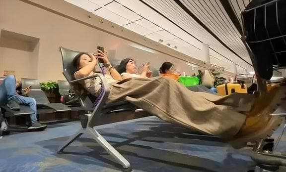 北京大兴机场被北漂睡成“洗浴中心”，撕开当下社会最体面的一幕