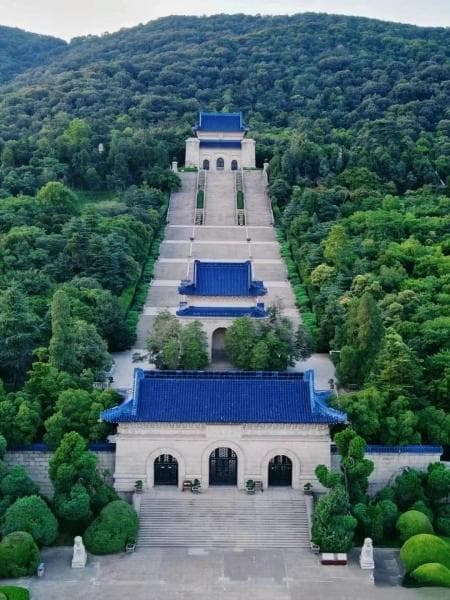 中山陵旅游指南：历史建筑与游玩重点