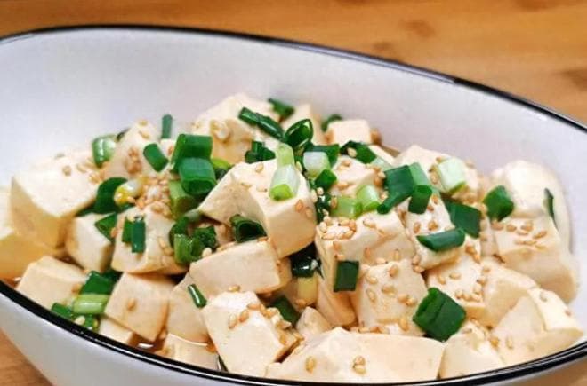 小葱拌豆腐：揭秘夏日清淡美味的制作秘诀！