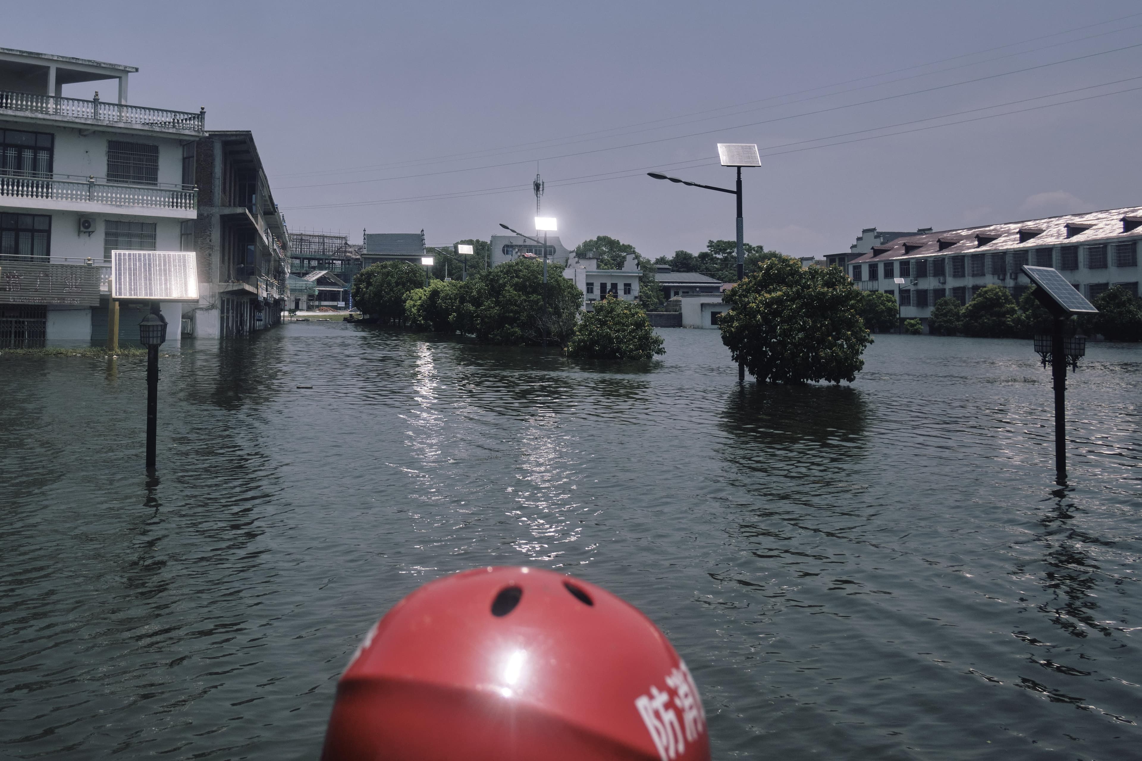 专家警示：极端天气下新能源设施存安全风险，需系统防控