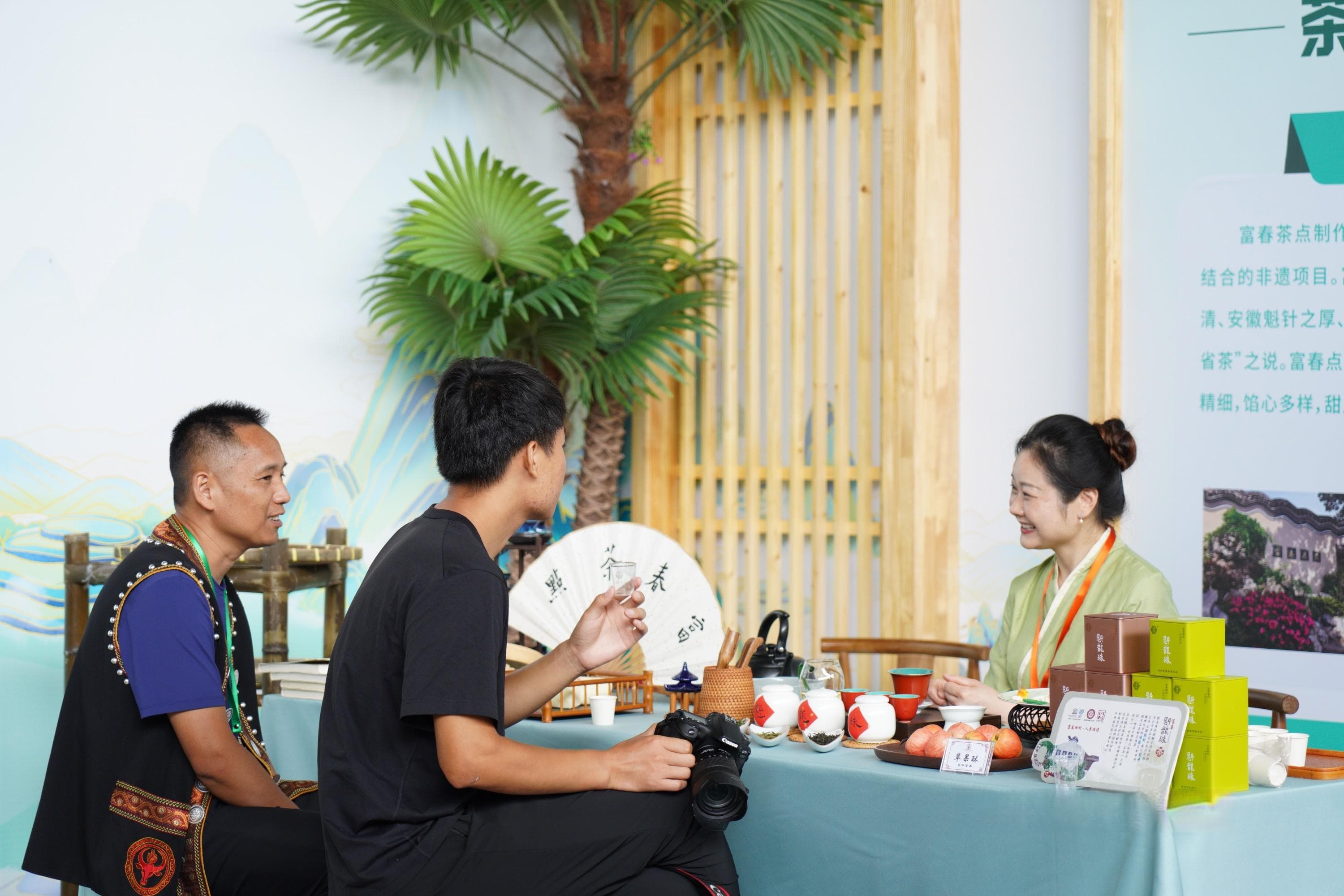普洱举办“茶和天下共享非遗”活动，六大茶类传承人交流技艺