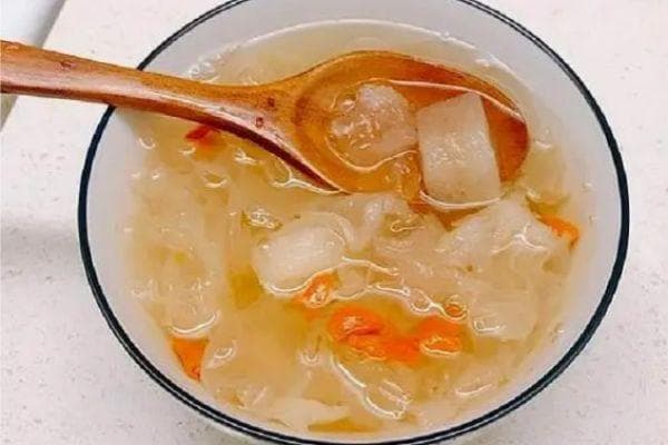 雪梨银耳汤，一道传统的中式甜品，不仅口感清甜，而且营养丰富