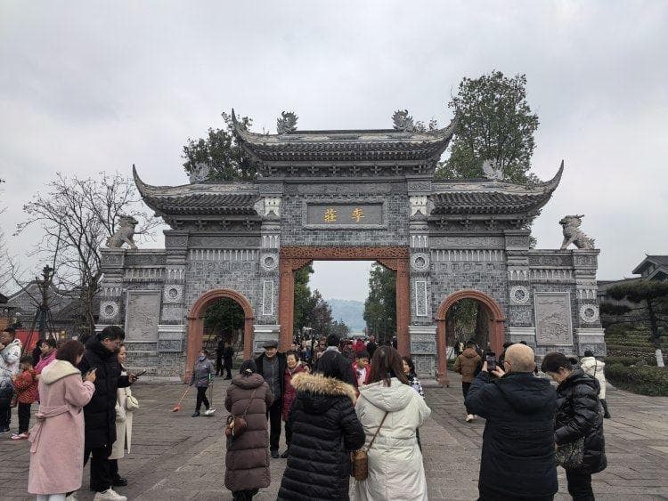李庄古镇年味浓，游客享民俗盛宴