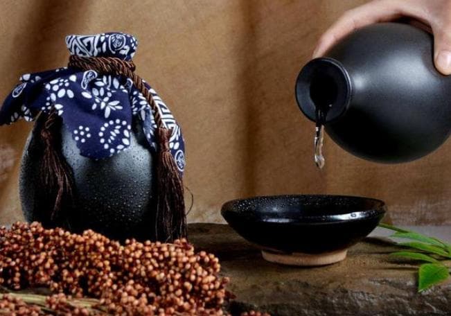 存放白酒时，用什么材质的容器，你知道吗？