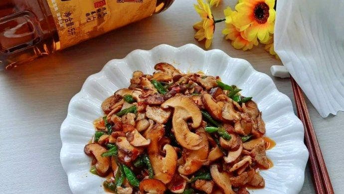 这样做香菇炒肉，超级下饭！