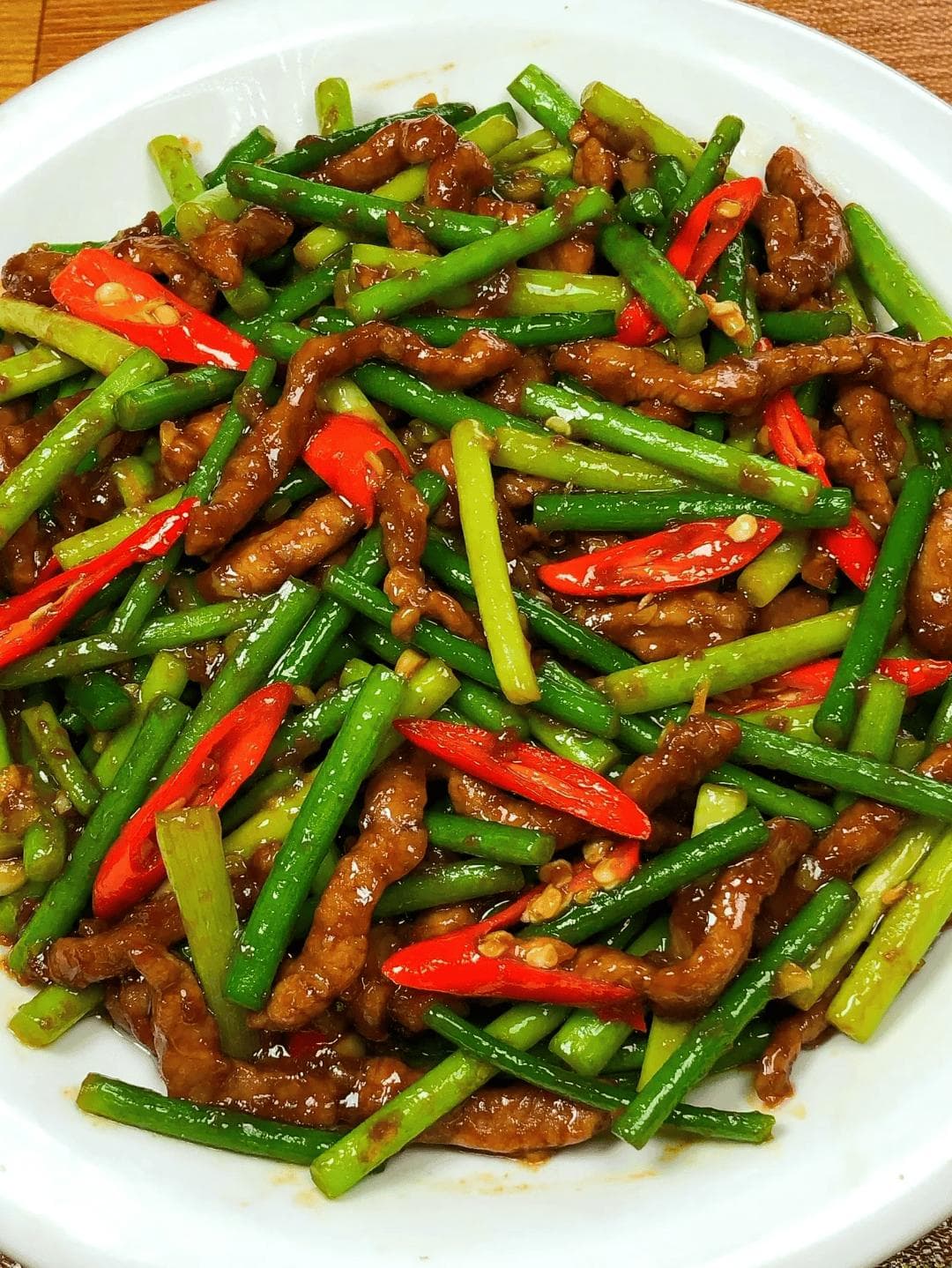 蒜苔炒肉巨下饭！拌米饭三碗都不够吃，香迷糊啦，酱香浓郁，蒜苔脆嫩脆嫩的！