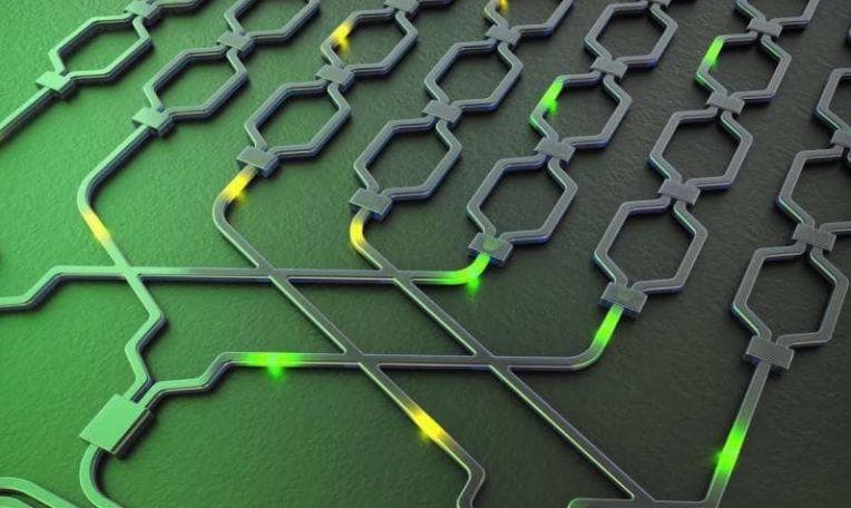 国防科技大学推出可编程硅基光量子计算芯片，实现292个图像的量子漫步模拟