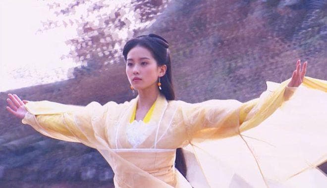 倚天屠龙记里，她是身份神秘的黄衫女，却让张无忌一生感怀