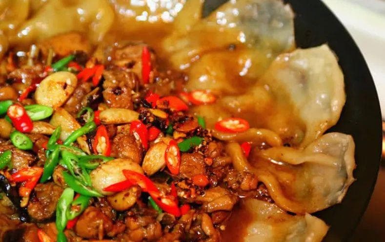 地锅鸡的家常做法：鸡肉香辣软糯，面饼浸满汤汁，太美味了！