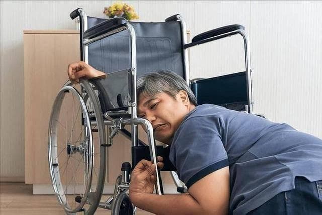 中风来临，手掌先知?医生建议:手上若出现这2个异常，就要当心