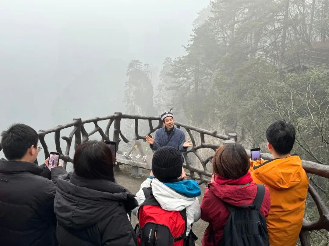 张家界黄石寨讲解员阿见走红，网友点赞——“他让石头开口说人话”