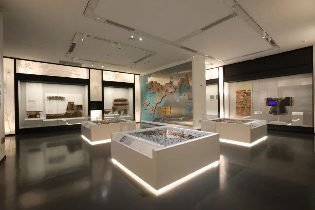 一件展品上的爱情指南：清代服饰里的才子佳人