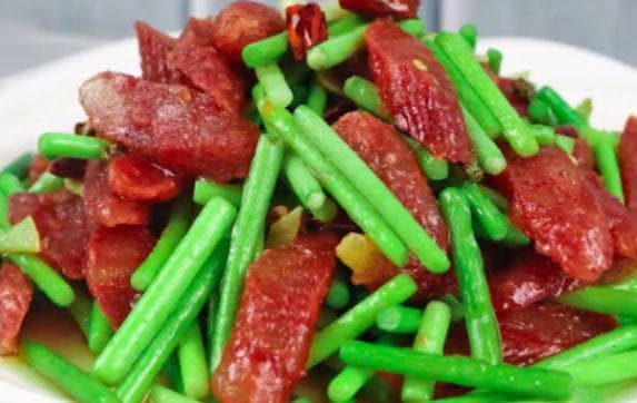蒜苔炒腊肠：腊香四溢，蒜苔清脆