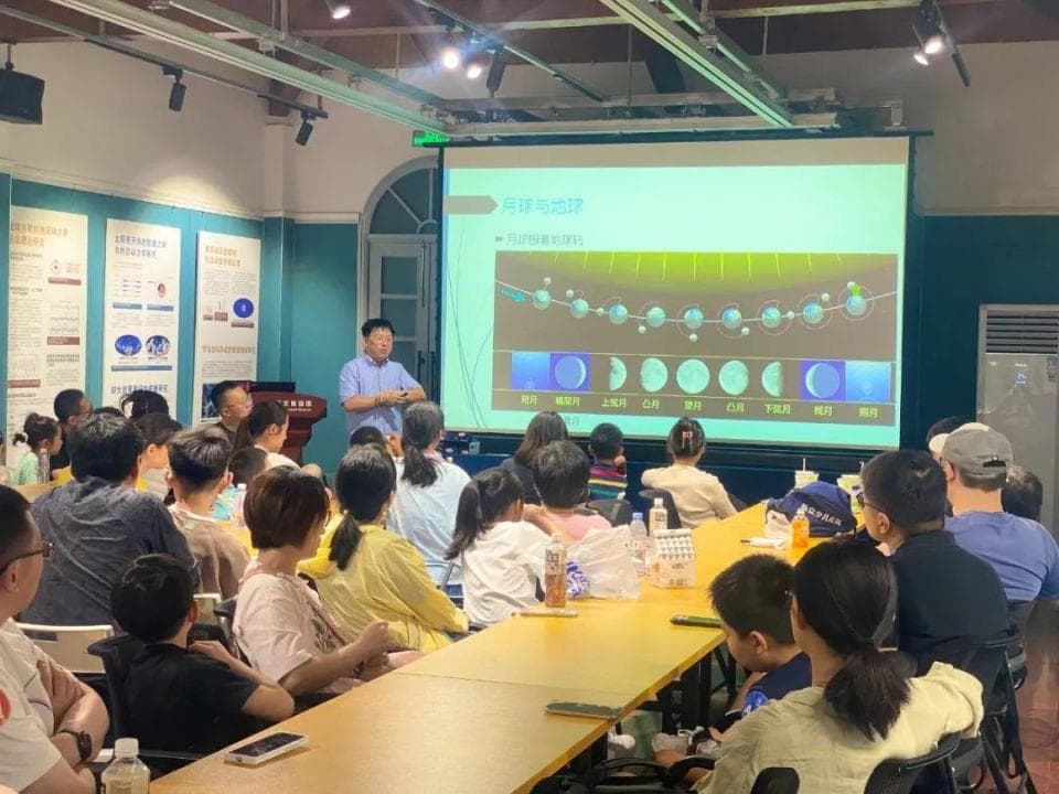 用百年老镜探索星空，他们在佘山之巅体验科普夜游