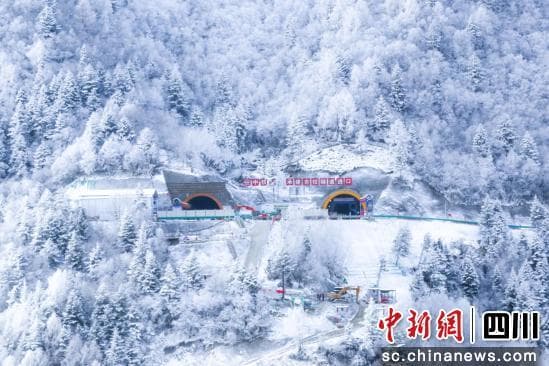 四川康定：雪域高原建“康新”