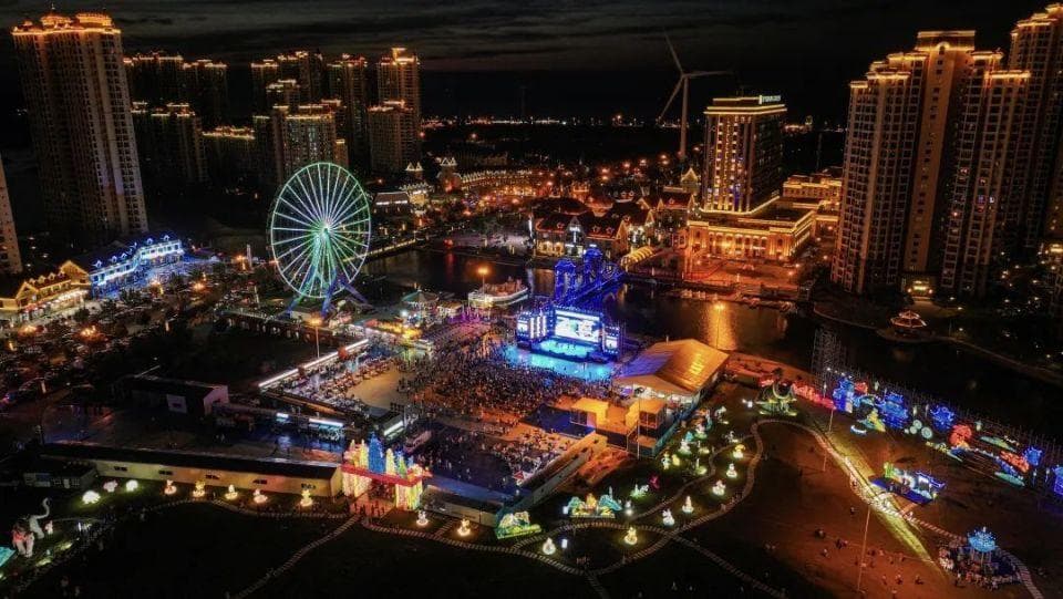 荣成：威海下辖的县级市，三面环海，是全国海岸线最长的县级市