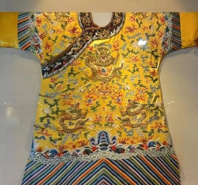 老人携祖传龙袍上鉴宝节目：专家称是赝品要销毁，老者：你知道我是谁吗