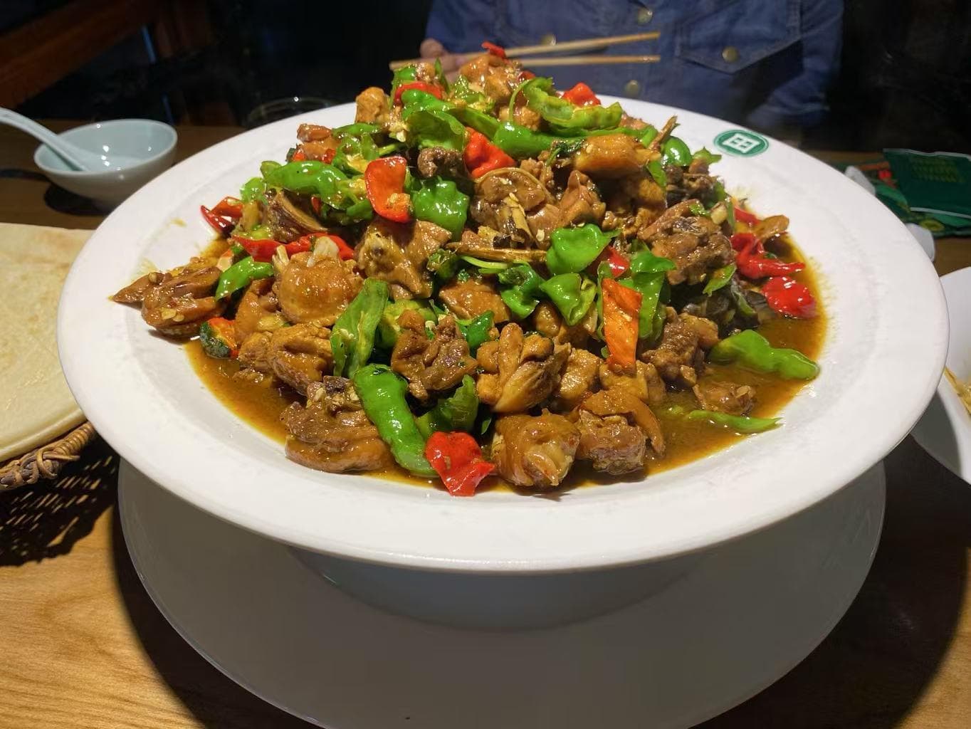 山东“炒鸡经济”风靡 特色美食助推产业发展