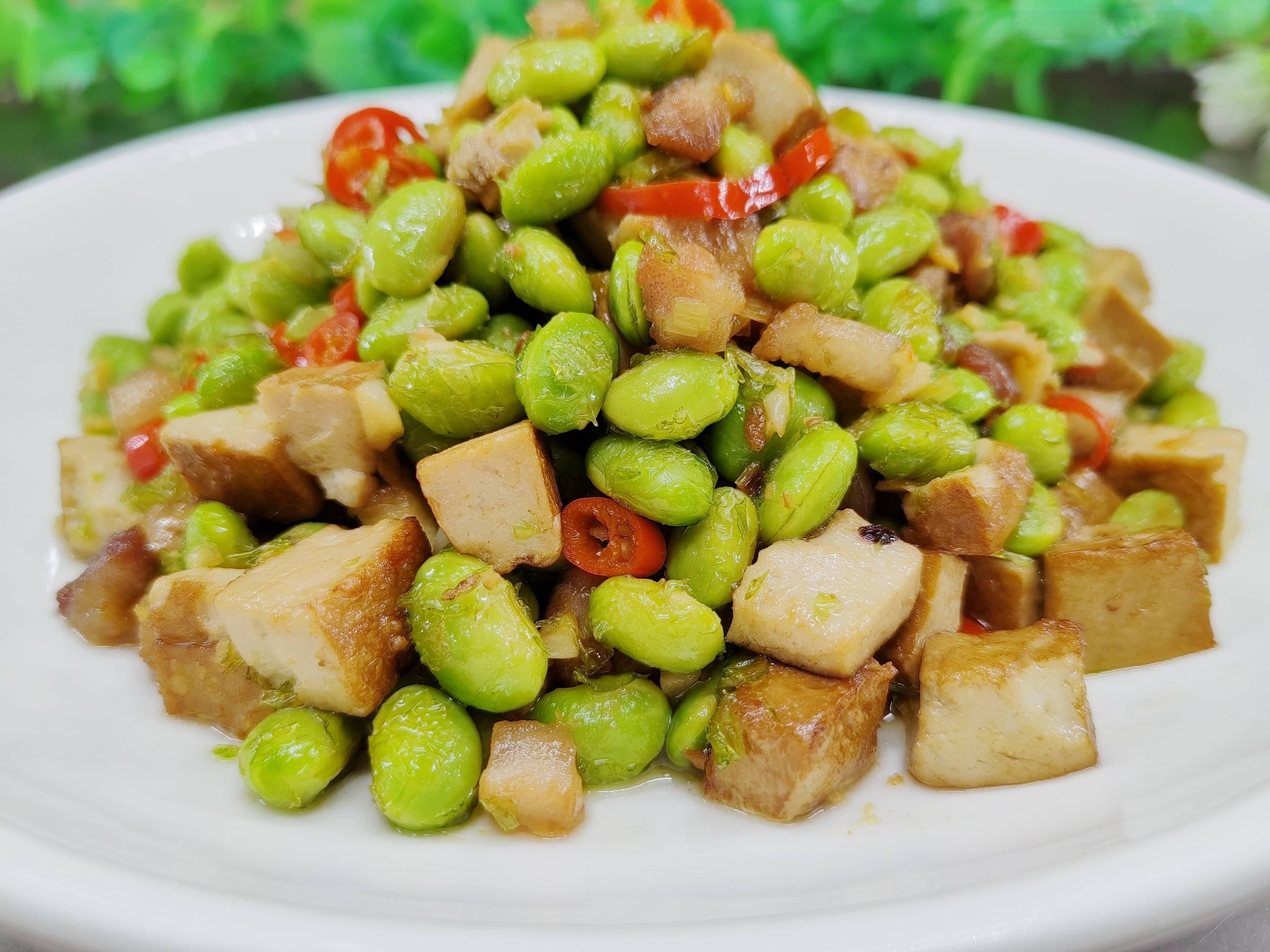 毛豆炒豆干的家常做法，用对方法轻松搞定，好吃又下饭，全家喜欢