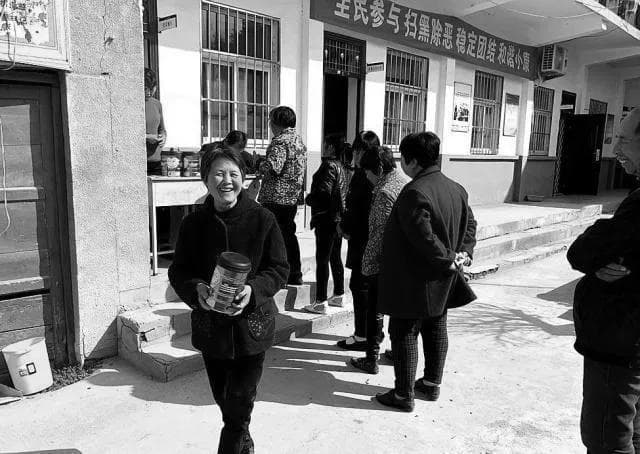 为何在农村，相隔几里路的人都认识，城里多年同楼邻居却不认识